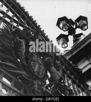 Rond et à propos de Buckingham Palace - écusson royal sur les portes et un des amas de lanternes « bouquet de raisins ». 11 janvier 1949. (Photo par Camera Press). Banque D'Images