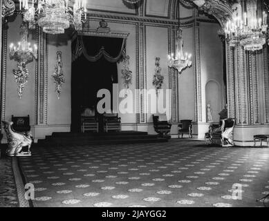 Salle du trône à Buckingham Palace. ***** Chambre, où scarlet et or ***** Deux 'Coronation Chairaz sont scarlet, avec ***** . La riche moquette de scarlet est or à motifs et ***** sont figurés avec des plaques d'or qui à l'origine ***** Carlton House. 01 août 1947. (Photo de Dominion Press). Banque D'Images