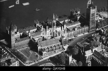 La nouvelle Chambre des communes. Cette nouvelle photographie des chambres du Parlement, prise d'un avion spécialement affrété, montre (centre gauche des bâtiments) l'échafaudage qui marque la construction de la nouvelle Chambre des communes. Cette étude d'angle inhabituelle de la « l'autre des parlements » à côté de la Tamise montre le célèbre « Big Ben » sur la gauche, et la tour Victoria sur la droite. Le Président de la Chambre des communes, le colonel Clifton Brown, est demain (mercredi) pour jeter la pierre angulaire de la nouvelle Chambre des communes, qui est en train d'être reconstruite après son blitzing de guerre. La cérémonie, à laquelle le premier ministre, avec Banque D'Images
