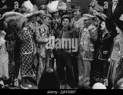 Faire la « marche de Lambeth ». Lupino Lane au Pearlies Pub Re-Naming - avec les mains dans les poches et portant le costume 'Me and My gal', L'acteur Lupino Lane se joint aux PEarly Kings et Queens de Londres pour chanter la « Lambeth Walk » après une cérémonie au cours de laquelle la « Mason Arms », maison publique, au coin de la marche de Lambeth et de la promenade de Chine (South East London), avait été renommée « la marche de Lambeth ». M. J. Marriott, le roi PEarly de Finsbury, a fait la cérémonie de renouvellement du nom, d'autres rois PEarly et Lupino, il a fait la chanson et la danse de la marche de Lambeth célèbre dans le spectacle 'Me and My gal', assisté. 03 avril 1951. Banque D'Images