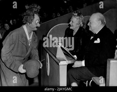 Des affaires drôles pour les Churchill : M. et Mme Winston Churchill aiment plaisanter avec Coco, un clown dans le cirque de Bertram Mills, à Olympia, Londres, hier soir, 20 décembre. Le cirque est l'un des grands événements de Noël de Londres, et l'un des cadeaux les plus convoités du Père Noël est un billet pour le spectacle. 21 décembre 1948. (Photo par photo de presse associée). Banque D'Images