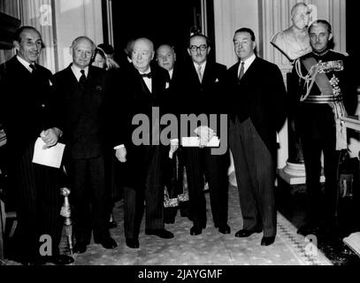 Sir Winston reçoit les libertés d'Ulster au Mansion House -- Sir Winston Churchill, au Mansion House, Londres, pour recevoir les libertés de Belfast et de Londonderry à ce jour (vendredi), est photographié avec - de gauche à droite - Lord Brookeborough, Premier ministre d'Irlande du Nord; Field-Marshal, Viscount Montgomery; Field-Marshal, Viscount Alawbrooke; Maréchal, Earl Alexander; et le général Sir Gerald Temper, chef d'état-major général de l'Impériale. 16 décembre 1955. (Photo de Reuterphoto). Banque D'Images