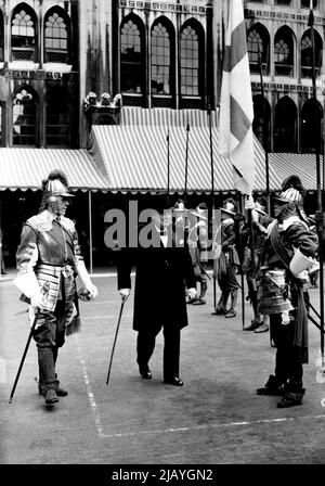 Sir Winston a vu sa statue dévoilée -- Sir Winston Churchill a vu inspecter les poses de pikemen du H.A.C., devant le Guildhall ce matin. Sir Winston Churchill a vu aujourd'hui une statue de bronze plus grande que la taille de la vie de lui-même dévoilé au Guildhall par le maire de Londres Sir Seymour Howard. Cette statue, de M. Oscar Nemon montre Sir Kinston assis dans un fauteuil avant cette cérémonie au cours de laquelle il a prononcé un discours, Sir Winston a inspecté une position de Pikemen de l'honorable Compagnie d'artillerie. 21 juin 1955. (Photo de Fox photos). Banque D'Images