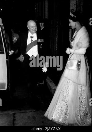 Sir Winston, en robe de court, maintient ouverte la porte de la voiture de la Reine comme elle part N°10 après la fête du dîner. Sir Winston et Lady Churchill ont reçu le dîner de la Reine et du duc d'Édimbourg hier soir, à la rue Downing no 10, de grandes foules ont attendu dans la rue Downing pour observer les quêtes royales arriver. Sir Winston, en robe de cour, et Lady Churchill, attendaient à l'extérieur du No 10 pour saluer la Reine et le duc d'Édimbourg. Le dîner avait été officiellement décrit comme "une affaire privée" mais il y avait peu de doute que c'était l'adieu de Sir Winston comme premier ministre de sa Majesté. 05 avril 1955. Banque D'Images