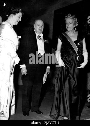 M. et Mme Winston Churchill à Diner à Mme Roosevelt, après le dévoilement du Mémorial - Mme Winston Churchill (à droite) arrivant avec M. Winston Churchill (qui porte le ruban d'un Compagnon d'honneur) arrivant pour le dîner, au Savoy. M. Churchill, lors d'un discours qu'il a prononcé, a décrit le Mémorial comme "une belle statue qui me rappelle si compulsivement la figure que j'ai aimée et honorée". À la fin de son discours, la compagnie s'est mise en silence pendant une minute. Mme Eleanor Roosevelt, qui avait déjà dévoilé la statue commémorative du regretté président Franklin Delano Roosevelt Banque D'Images