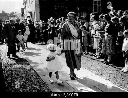 Le huitième petit-enfant de M. Churchill est baptisé: Mme Churchill arrive à l'église de Westerham en tenant la main d'Emma Soames, sa petite-fille. Hier, à l'église, le huitième petit-fils de M. Churchill, le fils de Mme Christopher Soames, a été nommé Jeremy Bernard. 18 août 1952. (Photo par Daily Mail Contract Picture). Banque D'Images