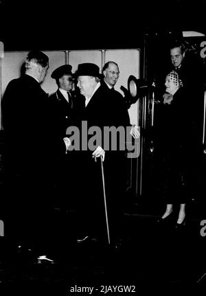 M. Churchill revient des États-Unis: M. Winston Churchill a été accueilli aujourd'hui à son arrivée à la gare de Waterloo par M. Anthony Eden, secrétaire aux Affaires étrangères. On trouve également sur la photo Mme Churchill et (à la porte) M. Randolph Churchill, fils du premier ministre. M. Churchill sera confronté à de nombreux problèmes lors de son retour à son bureau, dont la situation au Moyen-Orient n'est pas la moindre. 28 janvier 1952. (Photo de Paul Popper, Paul Popper Ltd.). Banque D'Images