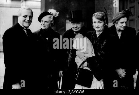 M. Churchill au baptême de son septième petit-enfant : de gauche à droite - M. Randolph Churchill, Mme Winston Churchill, M. Winston Churchill et Mme Randolph Churchill, tenant Arabella après le baptême de nos jours. Le septième petit-fils de M. Winston Churchill - Arabella, né sur 30 octobre de M. et de Mme Randolph Churchill, a été baptisé aujourd'hui (jeudi) à l'église Saint-Pierre, place Eaton, Londres. Mme Randolph Churchill était auparavant Mlle June Osborne. Elle a été mariée au fils du premier ministre de la guerre en novembre 1948. 08 décembre 1949. Banque D'Images