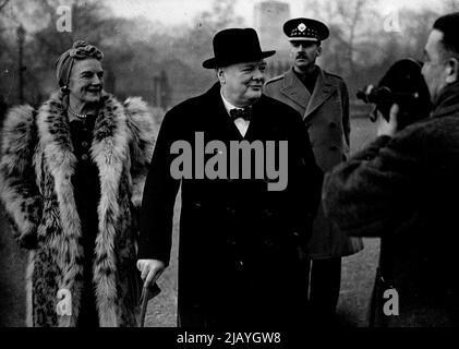 Visite officielle - M. et Mme Churchill... des photos heureuses prises lorsqu'ils ont visité la sélection de la garde à domicile à l'occasion de la parade des Horseguards, à Londres. 01 janvier 1945. (Photo par British Official Photograph). Banque D'Images