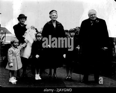 Sir Winston prend la main de son petit-fils : Sir Winston et Lady Churchill arrivent à l'église paroissiale de Westerham avec les quatre enfants de M. et de Mme Soames. Le premier ministre tient la main de Nicholas (qui aura sept ans en février). Lady Churchill a la main d'Emma. À gauche se trouvent Jeremy, 2½, et Charlotte Clementine, détenue par une infirmière. Sir Winston et Lady Churchill étaient présents au baptême de l'église paroissiale de Westerham (Kent) jusqu'au jour (samedi) de leur petite-fille la plus récente, Charlotte Clementine Soames, quatre mois. 06 novembre 1954. (Photo de Reuterphoto). Banque D'Images