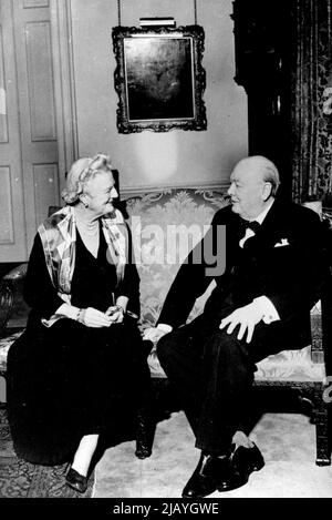 Sir Winston Churchill - Sir Winston et Lady Churchill à la maison. Le premier ministre, Sir Winston Churchill, célébrera son anniversaire de 80th le 30th novembre, et de nombreux hommages sont organisés pour célébrer l'occasion. Lors d'une réunion qui se tiendra dans le Westminster Hall, tous les membres des deux chambres du Parlement se présenteront à Sir Winston avec un portrait de lui-même, tandis que des milliers d'abonnements arrivent déjà à Londres ***** en réponse à un national et empire trouver organisé pour présenter un cadeau approprié à ***** l'une des figures les plus célèbres de l'histoire du monde. Sir Winston Chur Banque D'Images