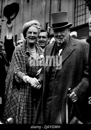 Soutenir les conservateurs? M. et Mme Winston Churchill arrivent aujourd'hui à Epsom pour le Derby, 4 juin, le pari évident pour le chef conservateur de la Grande-Bretagne était conservateur. 15 juin 1949. (Photo par photo de presse associée). Banque D'Images