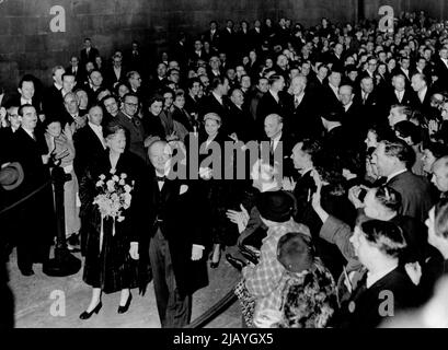 Le premier ministre fait sortir Triumphal de Westminster Hall: Sir Winston et Lady Churchill ont donné leur reconnaissance des applaudissements alors qu'ils quittent le Westminster Hall, Londres, jour après jour (mardi) après les présentations à Sir Winston à l'occasion de son anniversaire de 80th. Après le premier ministre et sa femme, M. et Mme Clement Attlee sont au premier ministre. M. Attlee venait de présenter à Sir Winston le don conjoint des deux chambres du Parlement - le portrait du premier ministre dans les huiles par Graham Sutherland. Sir Winston avait également reçu le cadeau de la Chambre des communes, un livre commémoratif signé par presque tous les députés. 30 novembre 1954 Banque D'Images