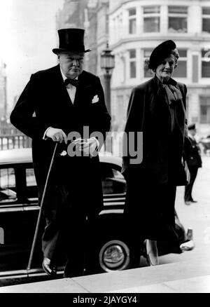 M. et Mme Churchill au Service préélectoral: Winston Churchill, chef conservateur, et Mme Churchill, qui arrivent à St. Paul's pour le service. Ce matin, le premier ministre et les chefs des partis de l'opposition ont assisté à un service préélectoral à la cathédrale Saint-Paul. Initié et organisé par le doyen et le Chapitre, il était sur les mêmes lignes qu'avant la dernière élection générale. 04 octobre 1951. Banque D'Images