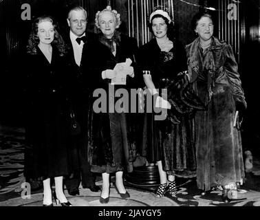 (De gauche à droite) Mme Duncan Sandys (Diana Churchill), M. Randolf Churchill, Mme Churchill, Mme Christopher Soames (Mary Churchill) et Mme Entwistle. La première de 'Wedding Bellss' dans laquelle Sarah Churchill a un rôle de vedette a eu lieu à l'empire, Leicester Sq. Hier soir (lundi), lorsque Mme Churchill et ses filles Diana et Mary étaient présentes. 13 mars 1951. (Photo de L.N.A.). Banque D'Images