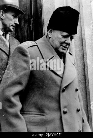 La Conférence des trois Grands - M. Churchill quitte le quartier général britannique pendant la Conférence des trois puissances à Yalta, en Crimée. 1 février 1945. (Photo par British Official Photograph). Banque D'Images