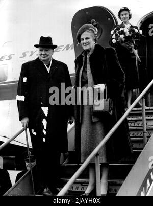 Churchill va au Danemark: M. et Mme Winston Churchill, montrés ici comme ils à bord d'un avion Scandinavian Airlines à l'aéroport de Northolt, en direction de Copenhague, aujourd'hui (lundi). M. Churchill doit être invité du roi danois, le roi Frederick, pendant quatre jours. Il recevra un doctorat honorifique de l'Université de Copenhague. Plus tard, il sera invité d'honneur à un banquet du gouvernement. 09 octobre 1950. (Photo de Reuterphoto). Banque D'Images