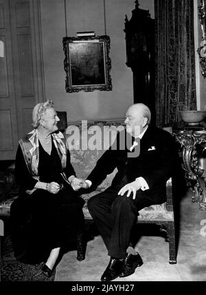 Anniversaire de M. Churchill - le RT. L'honorable Winston Churchill, premier ministre et ministre de la Défense qui célèbre son anniversaire de 77th demain (vendredi) (il est né le 30th novembre 1874), photographié avec Mme Churchill à 10 Downing Street (Londres), cet après-midi (jeudi). 29 novembre 1951. Banque D'Images