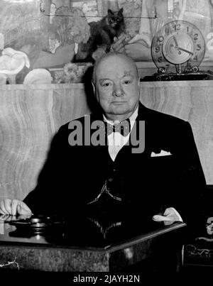 Bonne chance pour Churchill -- Un chat noir perche au-dessus de la tête du premier ministre britannique Winston Churchill, qui porte un noeud papillon à pois, à la réception de la presse à bord du cauder 'Queen Mary' à l'arrivée à Southampton (lundi) de ses entretiens avec le président Harry Truman d'Amérique. Le retour de M. Churchill sur la ***** De la réunion du Parlement et devrait profiter d'une occasion précoce de dire aux communes de son ***** nord-américain . 01 janvier 1952. (Photo de Reuterphoto) Banque D'Images