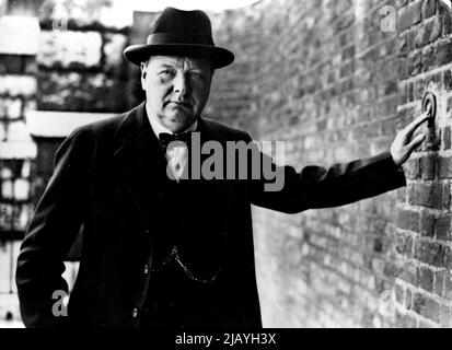 M. Winston Churchill, premier seigneur de l'Amirauté, sonne la cloche à la porte arrière du No 10. Downing Street, lorsqu'il a rendu visite au premier ministre. 21 décembre 1939. (Photo par Universal Pictorial Press & Agency). Banque D'Images