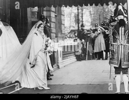 Le mariage royal - les foules applaudissent la mariée du duc -- le mariage de S.A.R. le duc de Gloucester, troisième fils du roi et de la reine, et de Lady Alice Montagu-Douglas-Scott, soeur du duc de Buccleuch, a eu lieu dans la chapelle privée de Buckingham Palace, à Londres, le 6th novembre. Bien que la cérémonie ait été privée et simple en raison de la mort récente du père de la mariée, des foules ont bordé le chemin vers le palais pour donner à l'heureux couple région Royal Bienvenue. La mariée quittant sa maison n°2 Grosvenor place, pour Buckingham Palace. 25 novembre 1935. (Photo de Sport & General Press Agency Ltd.). Banque D'Images