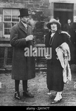 Engagement royal -- H.R.H. le duc de Gloucester a photographié avec la duchesse de Buccleuch, dont la fille, Lady Alice Montague Douglas Scott, a rapporté son engagement. 23 septembre 1935. (Photo de Central Press photos Ltd.). Banque D'Images