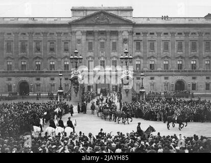 Mariage royal : départ pour la lune de miel. - Le duc et la duchesse de Gloucester quittant Buckingham Palace en route pour Kettering dans le Nord où ils passeront leur lune de miel. 25 novembre 1935. Banque D'Images