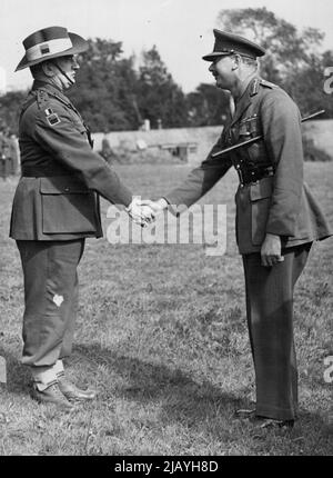 H.R.H. le duc de Gloucester à un groupe de réception militaire australien -- le duc de Gloucester a visité un camp militaire australien « quelque part en Angleterre » où a été rapatrié A.I.F. Les prisonniers de guerre sont pris en compte par la Croix-Rouge australienne. Cette photo montre le duc de Gloucester accueilli par le brigadier Gorman. 27 novembre 1944. (Photo de L.N.A.) Banque D'Images