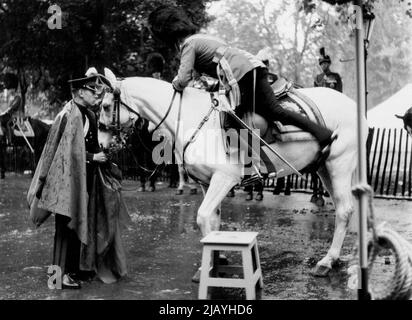 Un moment anxieux pour le marié. Avec un regard inquiet, il s'est précipité vers l'avant pour stabiliser le cheval alors que la chaussure du Duc de Gloucester, impeccablement polie, mais humide, glissait dans l'étrier. Cependant, le chargeur était bien entraîné et se tenait toujours du rock pendant que le duc retrouva son équilibre. Et le marié sourit de nouveau alors que le duc se ruait pour diriger le cortège de l'État. Cette prise de vue à l'aide d'un appareil photo franc a été prise à Dean Yard, Westminster. 4 juin 1953. (Photo par Daily Mirror). Banque D'Images