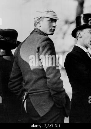 Annulation de la visite de Prince George en Australie et en Nouvelle-Zélande. Le duc de Gloucester à prendre sa place. Incidents dans la vie du duc de Gloucester. Le prince Henry regardant le match du mur le jour de St. Andrew, Eton. 1 décembre 1917. (Photo par Sports & General Press Agency Limited). Banque D'Images