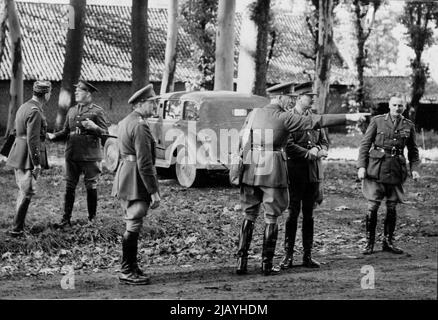 Duc de Gloucester en visite d'inspection avec le commandant en chef britannique en France - le duc de Gloucester (au centre) suivant le doigt pointé d'un autre officier et le général Lord Gort (à gauche) en conversation avec un officier français comme le mouvement des troupes et de l'équipement a été discuté près d'une ferme. Le major-général le duc de Gloucester, chef de liaison de la force expéditionnaire britannique, était parmi les officiers qui ont accompagné le général Lord Gort, commandant en chef lors d'une visite d'inspection. 12 novembre 1939. (Photo par British Official Photograph). Banque D'Images