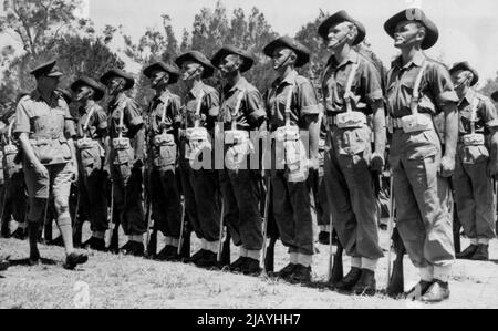 Visite du Nord du gouverneur général : le major de la accompagne le duc de Gloucester lors de son inspection des artillerymen de la garde. Le Gouverneur général, le duc de Gloucester, inspecte la garde de A. I. F. artilerymen pendant sa visite dans le Nord. 15 février 1945. Banque D'Images