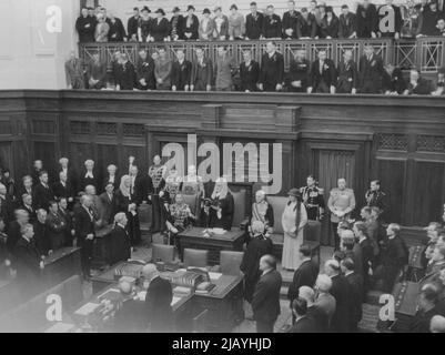 Nouveau gouverneur général de l'Australie -- la scène dans la salle du Sénat à la Maison du Parlement, Canberra, la capitale fédérale de l'Australie, alors que le duc de Gloucester (à gauche) a reçu des discours de bienvenue des deux chambres du Parlement en 1934. Le général Sir Isaac et Lady Isaac sont sur la droite. 31 janvier 1944. (Photo de London News Agency photos Ltd.). Banque D'Images