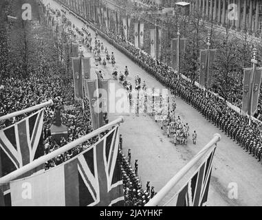 King and Queen's Coronation Drive to the Abbey -- photo prise de l'Admiralty Arch montrant le Roi et la Reine en voiture dans l'autocar d'État en bas de la galerie marchande, s'enroulent jusqu'à l'abbaye. 12 mai 1937. (Photo de Keystone). Banque D'Images