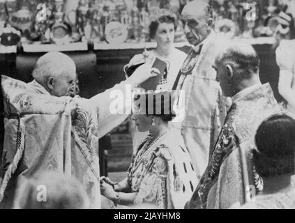 Le couronnement du roi George VI et de la reine Elizabeth -- le couronnement de la reine; l'archevêque de Canterbury place la couronne sur la tête de la reine, pendant la cérémonie à l'abbaye de Westminster. 3 février 1953. (Photo de Fox photos). Banque D'Images