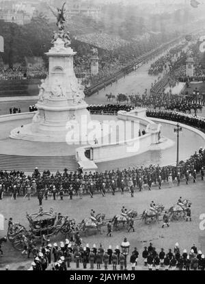 Le couronnement - 1911 -- le couronnement en approche du roi George VI à Westminster sur 12 mai, rappelle les souvenirs de la dernière couronnement - celle de son père le roi George V. cette photo intéressante, prise d'une des fenêtres du palais de Buckingham, montre: L'autocar royal part en route pour la cérémonie du couronnement du roi George V en 1911. Le Mémorial de Victoria est bien visible sur cette photo. 26 avril 1937. Banque D'Images