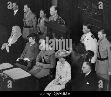 Le duc de Gloucester écoute la lecture de sa commission lors de la cérémonie d'assermentation qui s'est déroulée hier au Parlement de Canberra. Dans le groupe, de gauche à droite, se trouvent (assis) le juge en chef, sir John Latham; Mme Curtin; le duc et la duchesse; le premier ministre, M. Curtin. Rangée arrière : M. Ian Emerton (huissier de la tige noire); et le capitaine Wynter, major Hawkins, brigadier Schreiber, lieutenant-commandant Robertson, Capitaine Ramsay, membres du personnel du duc. 31 janvier 1945. Banque D'Images