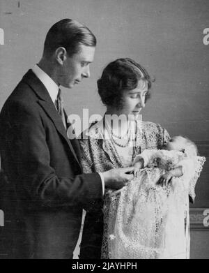 Le mariage royal d'argent -- le Roi et la Reine, puis le duc et la duchesse de York, photographiés avec leur fille première-née, Elizabeth, maintenant la duchesse d'Édimbourg, en 1926, l'année de sa naissance. Une route d'État du Palais de Buckingham à la Cathédrale Saint-Paul pour un service spécial de commémoration marquera le vingt-cinquième anniversaire du mariage de leurs Majestés le Roi et la Reine lundi 26 avril. 17 avril 1948. Banque D'Images