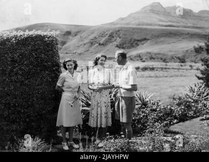 Le roi et ses filles en vacances à Natal -- la princesse Elizabeth sourit au roi dans le ***** Espaces du Parc National Natal. Sur la gauche, ***** Une fleur, est la princesse Margaret. La visite surpeuplée de la famille royale britannique en Afrique du Sud a été interrompue pendant quatre jours tandis que le roi George, la reine Elizabeth et leurs filles, la princesse Elizabeth et Margaret, ont pris un repos bien mérité dans le parc national de Natal, situé sur la frontière Natal-Basutoland, à 60 miles au sud-ouest de Ladysmith. Le Royal Party a séjourné dans une auberge de thathod au pied des montagnes de Drakensburg, d'où ils ont pu Banque D'Images