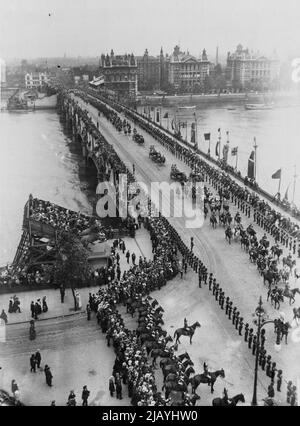 Couronnement du roi et de la reine -- le roi et la reine, dans la procession, passant par le pont de Westminster sur le chemin de l'abbaye pour la cérémonie du couronnement. 6 mai 1935. Banque D'Images