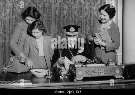 La famille royale à la maison. Etude informelle du Roi, de la Reine et des princesses -- dans cette photo, leurs Majestés avec leurs enfants sont montrés dans une étude intime dans leur cercle d'origine. Il a été sécurisé avec la permission de Royal. 22 mai 1942. (Photo de Fox photos). Banque D'Images