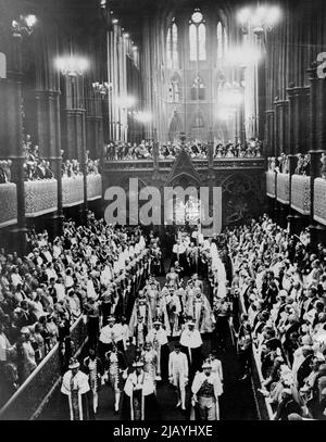 La cérémonie du couronnement -- le roi photographia portant sa couronne et portant l'Orbe et le Scepter photographiés marchant dans l'abbaye en procession après le couronnement. 12 mai 1937. (Photo de Keystone) Banque D'Images