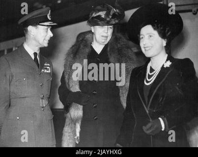 Le roi et la reine de Grande-Bretagne saluent la première dame -- Mme Franklin D. Roosevelt, épouse du président des États-Unis (au centre), est accueillie en Angleterre par le roi et la reine à Londres alors qu'elle ouvrait sa visite des unités des forces des États-Unis. 11 janvier 1942. (Photo par photo de presse associée). Banque D'Images