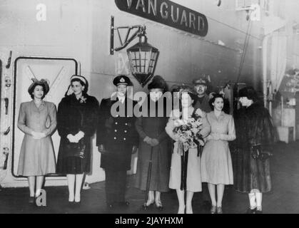 Sail du Parti Royal pour l'Afrique du Sud dans Battleship -- le Roi et la Reine et les princesses avec d'autres membres de la famille royale, qui les ont vus, à l'entrée des appartements royaux sur le quai de H.M.S. Avant-garde. De gauche à droite - la princesse Elizabeth; la duchesse de Kent; le roi (en uniforme de l'amiral de la flotte); la reine Mary, la mère du roi; la reine Elizabeth; le duc de Gloucester, le frère du roi (derrière) la princesse Margaret et la princesse royale (soeur du roi). Avec d'autres membres de la famille royale pour les voir, le roi George et la reine Elizabeth et leurs filles Banque D'Images