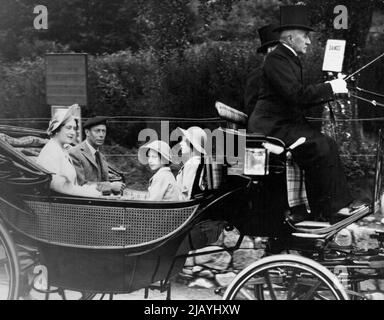 Le roi, la reine et les princesses conduisent à l'église de Crathie -- H.M. le roi, avec la reine, la princesse Elizabeth et la princesse Margaret conduisant à l'église de Crathie, Aberdeenshire, de Balmoral. 21 août 1939. (Photo de Totopique Press Agency Ltd.) Banque D'Images