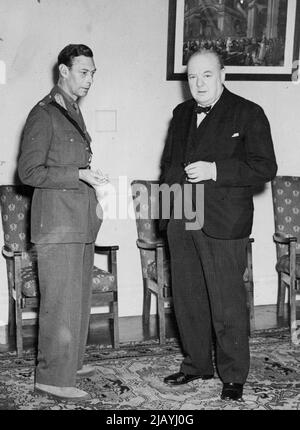 Le roi revient en Grande-Bretagne après sa campagne nord-africaine -- H.M. la station du roi R.A.F. en Grande-Bretagne à laquelle le roi revient. H.M. le Roi est retourné dans ce pays par avion ce matin (25th juin 1943) après sa tournée en Afrique du Nord. Pendant la Seconde Guerre mondiale, feu le roi fut appelé à prendre de nombreuses décisions vitales et, dans ce travail, son homme de droite était le célèbre Premier ministre britannique. Monsieur Winston Churchill. Cette image est l'une des nombreuses scènes familières de ce genre quand les deux ont eu des conférences fréquentes. 25 juin 1943. (Photo par British Official Photograph). Banque D'Images