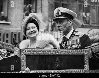 Happy pair -- le Roi et la Reine traversent la rue de la flotte sur le chemin du retour au Palais de Buckingham après le service de festival de Dedicace 3 mai, à la cathédrale Saint-Paul. 09 mai 1951. (Photo par photo de presse associée). Banque D'Images