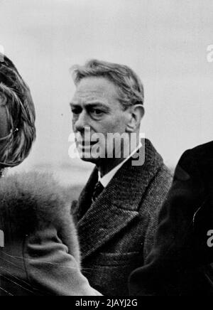 Dernière photo de sa Majesté tardive - H.M. le roi George VI est décédé paisiblement dans son sommeil à Sandrigham, tôt ce matin. Le regretté Roi 1952 a photographié parler à la Reine à l'aéroport de Londres lors de sa dernière apparition publique lorsqu'il a dit Au revoir au prince Elizabeth et au duc d'Édimbourg lors de la visite du Commonwealth à gauche. Le roi a l'air de sentir mal la tension, et était évidemment ***** 31/1/52. 06 février 1952. (Photo de Fox photos). Banque D'Images