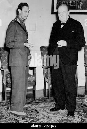 Le roi revient en Grande-Bretagne après sa campagne nord-africaine -- H.M. le roi avec M. Winston Churchill dans le mess des officiers à la station R.A.F. en Grande-Bretagne à laquelle le roi est revenu. H.M. le Roi est retourné dans ce pays par avion ce matin (25th juin 1943) après sa tournée en Afrique du Nord. 22 août 1943. (Photo par British Official Photograph). Banque D'Images