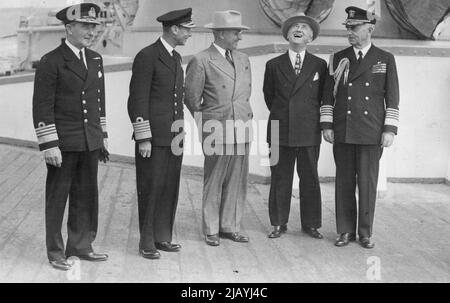 Le roi reçoit le président Truman à Plymouth Sound: Visite de retour à un navire de guerre américain -- le secrétaire d'État James Byrnes est très amusé par une remarque joviale du président, qui se tient avec sa Majesté sur le pont du croiseur de bataille H.M.S. Renown, à gauche, se trouve l'amiral Sir Ralph Leatham, C-in-C. Plymouth et, à droite, l'amiral Leahy, chef d'état-major du Président. Le roi a reçu le président Truman à bord du croiseur de combat H.M.S. Renown dans le détroit de Plymouth, après que le président ait pris l'avion pour l'Angleterre de Potsdam. Sa Majesté a ensuite effectué une visite au croiseur américain Augusta, en visite au TH Banque D'Images